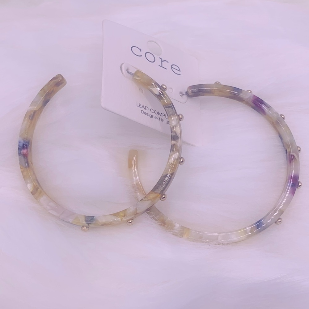 Multicolored tortoise-shell style hoop earrings